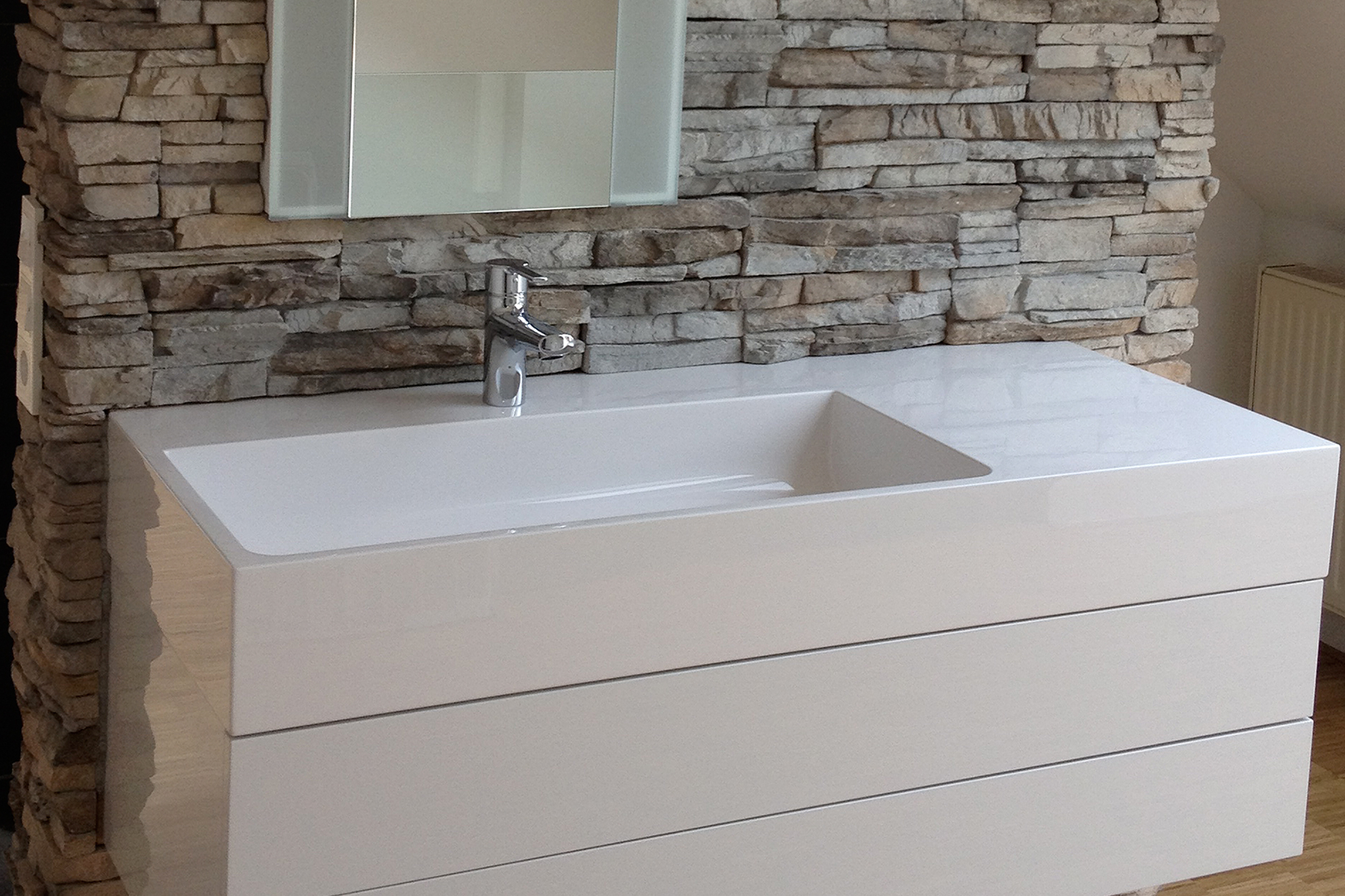 Waschbecken im sanierten Bad der Familie Schlotus in Molsberg. Mit sehr schöner Natursteinmauer im Bad. © fliesencasaca.de