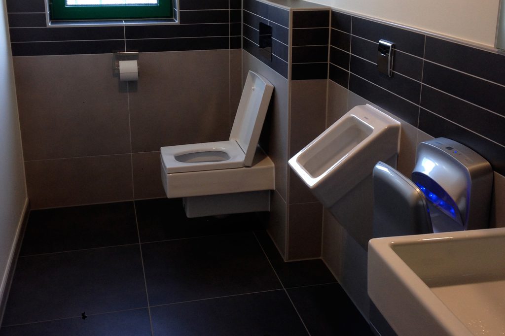 Modernes, öffentliches WC in einem Unternehmen gefliest vom Fliesenfachbetrieb Paulo Casaca. © fliesencasaca.de