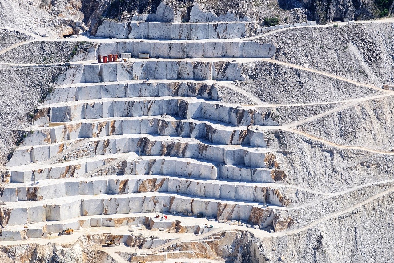Carrara-Marmor ist einer der bekanntesten Marmore weltweit. Carrara-Marmor ist der Oberbegriff für mehr als 50 unterschiedliche Handelsnamen, die je nach Steinbruch, Tradition, Güte und Konvention, wie z. B. Carrara-Marmor C, Ordinario, Venato und Calacatta, benannt werden. Carrara ist eine Stadt in den apuanischen Alpen in der italienischen Provinz Massa-Carrara, und liegt in der Region Toskana. | fliesencasaca.de